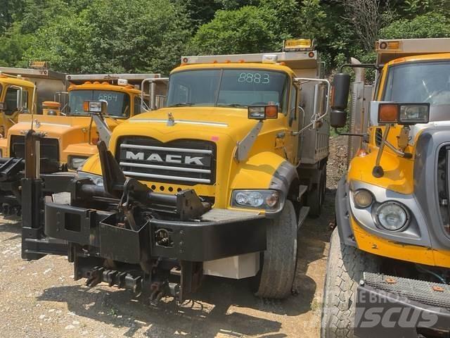 Mack 700 Snöblad och plogar