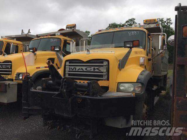 Mack 700 Snöblad och plogar