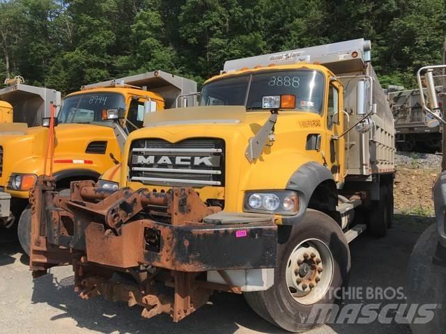 Mack 700 Snöblad och plogar