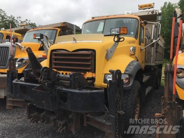 Mack 700 Snöblad och plogar