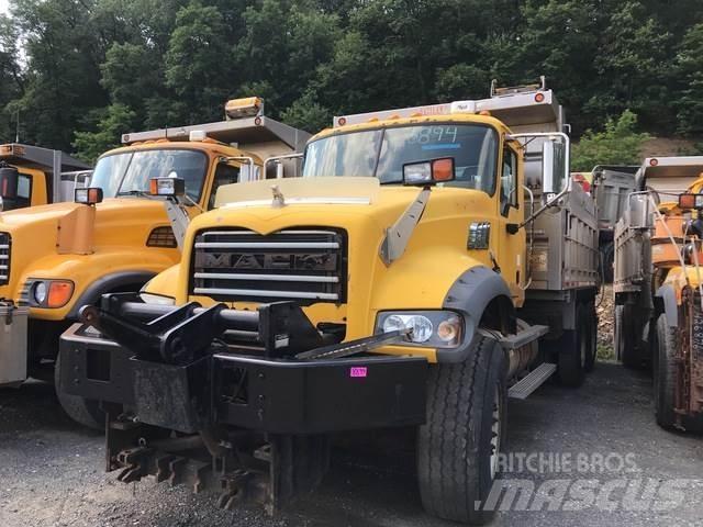 Mack 700 Snöblad och plogar