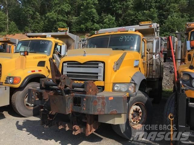 Mack 700 Snöblad och plogar