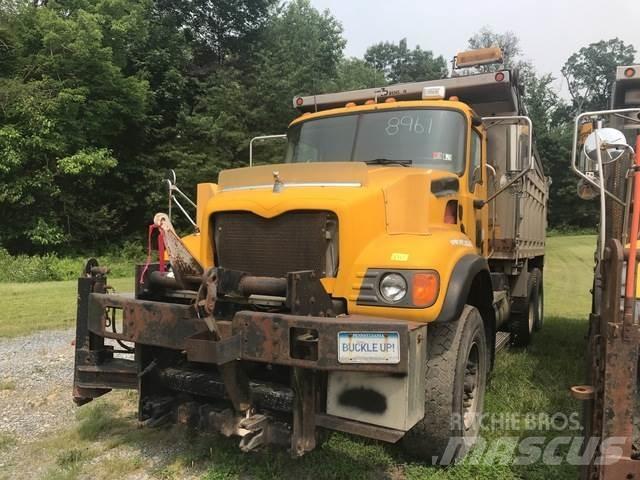 Mack 700 Snöblad och plogar