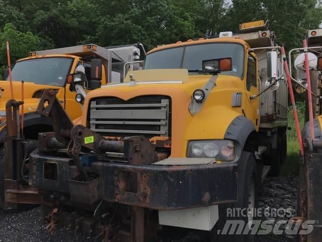 Mack 700 Snöblad och plogar