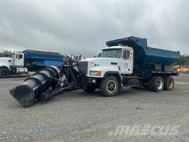 Mack CL713 Snöblad och plogar