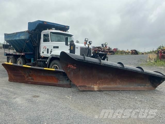 Mack CL713 Snöblad och plogar