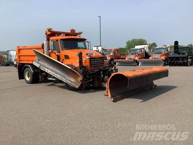 Mack CV700 Snöblad och plogar