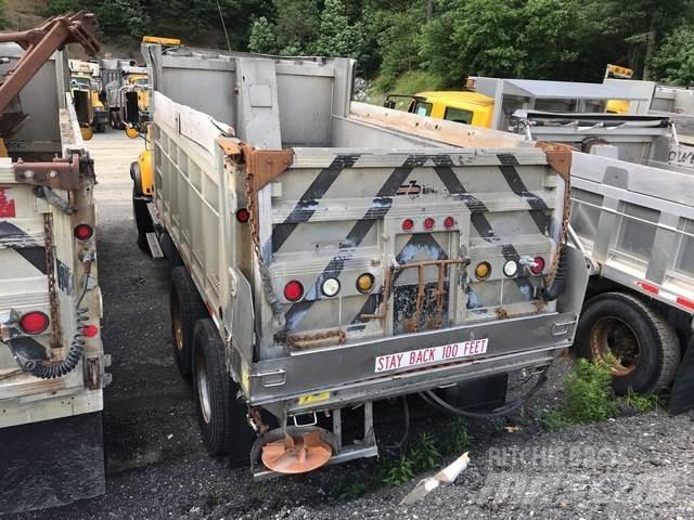 Mack CV700 Snöblad och plogar