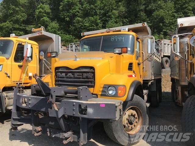 Mack CV700 Snöblad och plogar