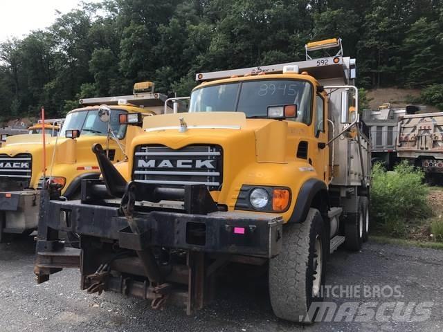 Mack CV700 Snöblad och plogar
