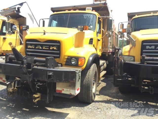 Mack CV700 Snöblad och plogar