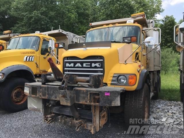 Mack CV700 Snöblad och plogar