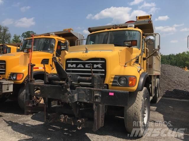 Mack CV700 Snöblad och plogar