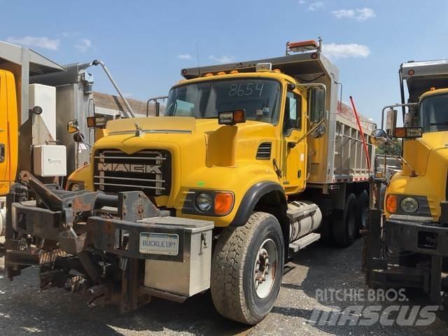 Mack CV713 Snöblad och plogar