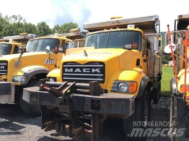 Mack CV713 Snöblad och plogar