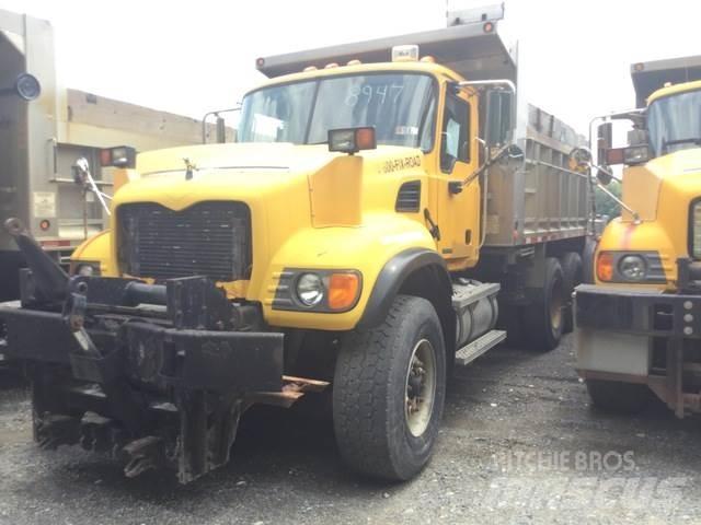 Mack CV713 Sand- och saltspridare