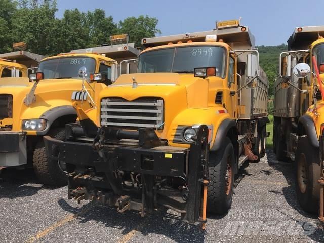 Mack CV713 Snöblad och plogar