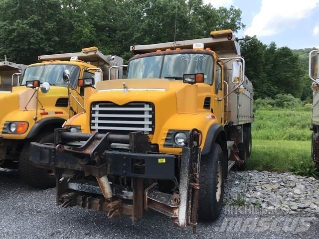 Mack CV713 Snöblad och plogar