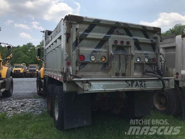 Mack CV713 Snöblad och plogar
