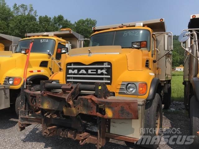 Mack CV713 Sand- och saltspridare