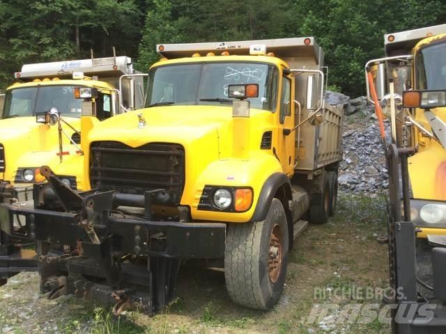 Mack CV713 Sand- och saltspridare