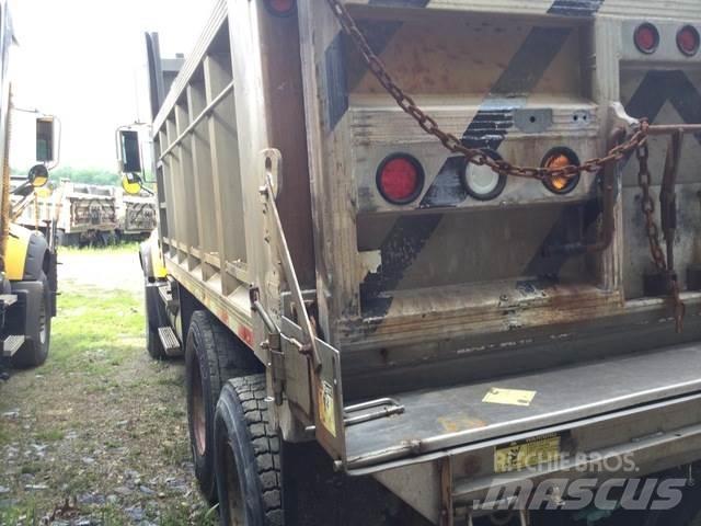 Mack CV713 Sand- och saltspridare