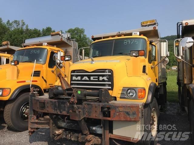 Mack CV713 Sand- och saltspridare