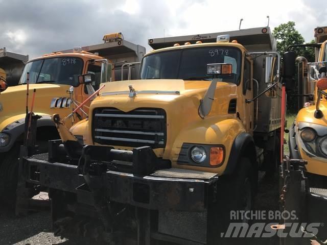 Mack CV713 Snöblad och plogar