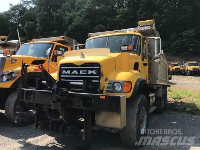 Mack CV713 Snöblad och plogar