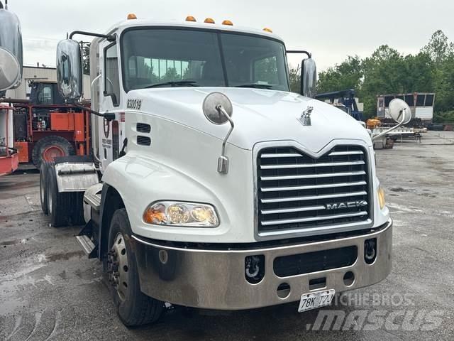 Mack CXU613 Dragbilar