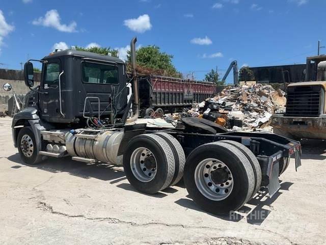 Mack CXU613 Dragbilar