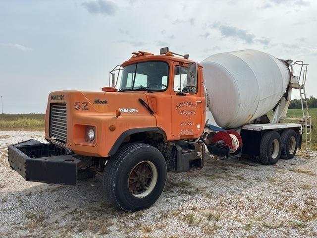Mack DM690 Vattentankbilar