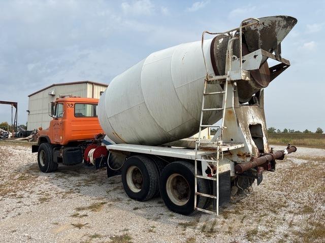 Mack DM690 Vattentankbilar