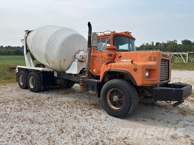 Mack DM690 Vattentankbilar
