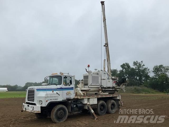 Mack DMM6906S Lastbilar med borraggregat