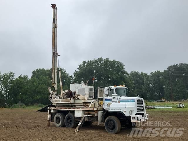 Mack DMM6906S Lastbilar med borraggregat