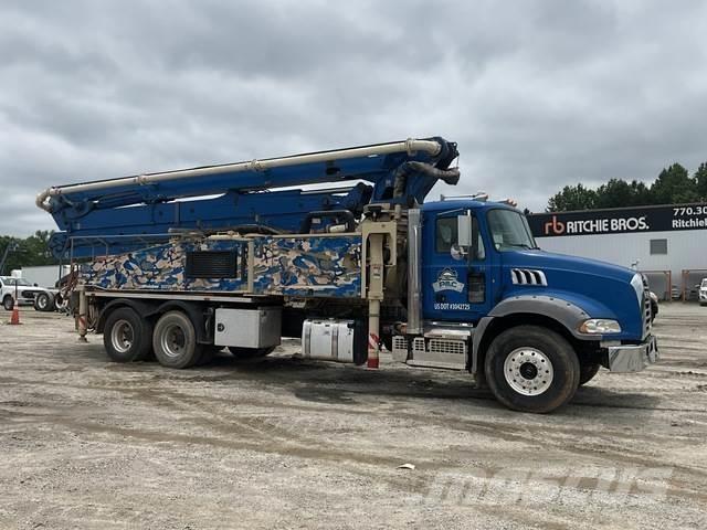 Mack GR64B Lastbilar med betongpump