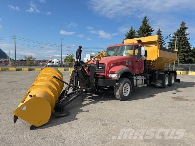 Mack GU433 Snöblad och plogar