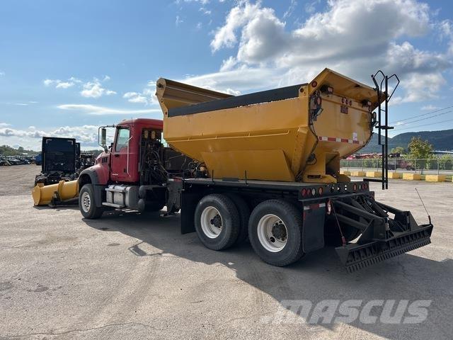 Mack GU433 Snöblad och plogar
