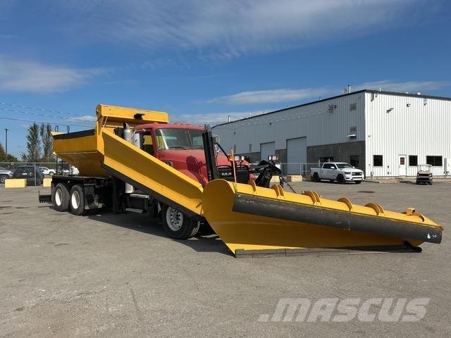 Mack GU433 Snöblad och plogar