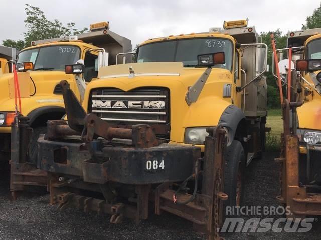 Mack GU713 Snöblad och plogar