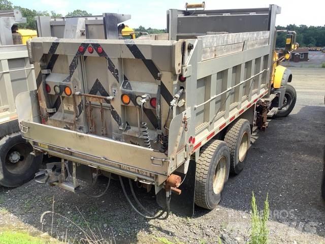 Mack GU713 Snöblad och plogar