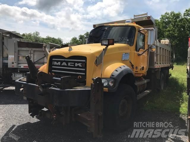 Mack GU713 Snöblad och plogar