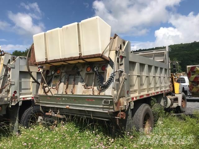 Mack GU713 Snöblad och plogar