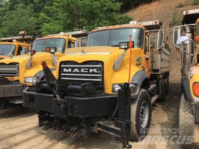 Mack GU713 Snöblad och plogar