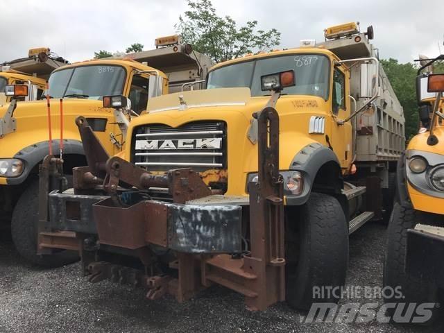 Mack GU713 Snöblad och plogar