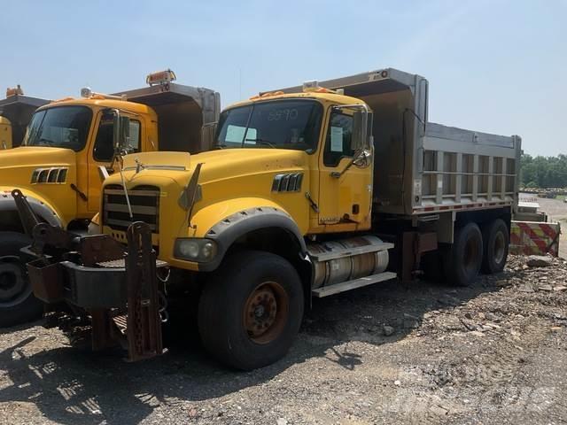 Mack GU713 Snöblad och plogar