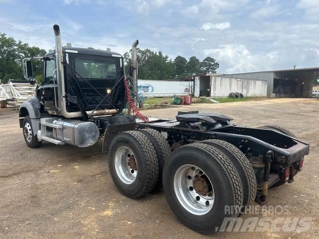 Mack GU713 Dragbilar