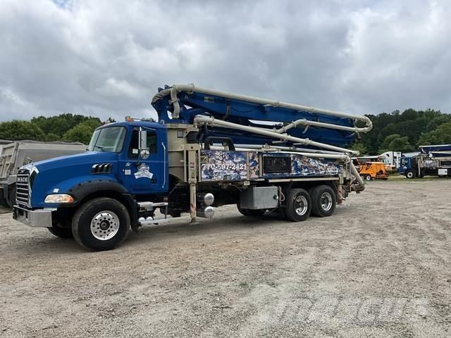Mack GU813 Lastbilar med betongpump