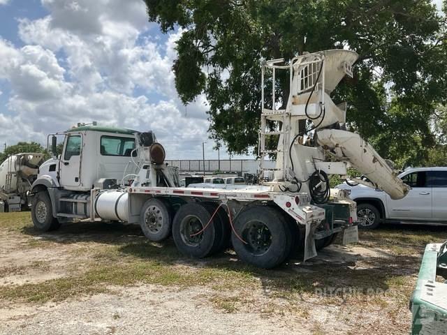 Mack GU813 Övriga bilar